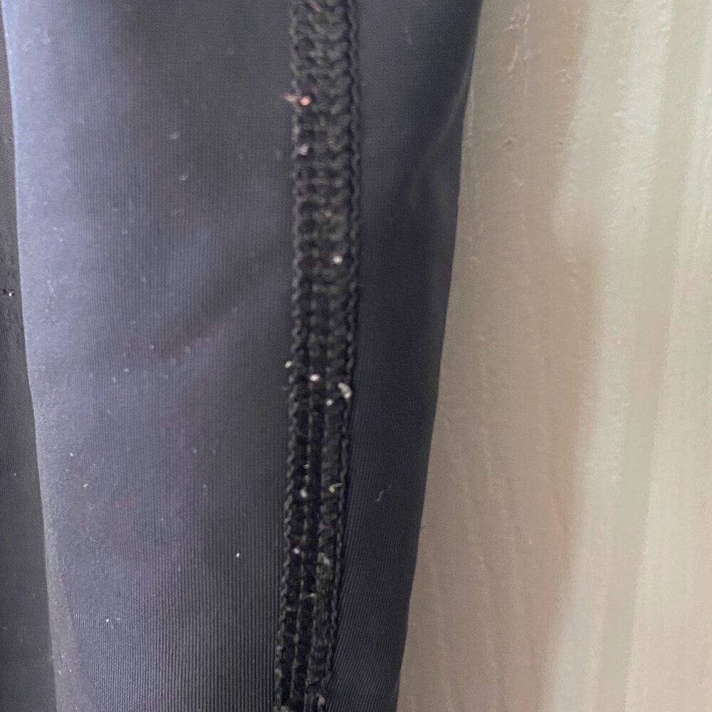 Under Armour HeatGear Black Capri Workout Pants/Leggings w/ Hot Pink Stripes (M) - Picture 6 of 6